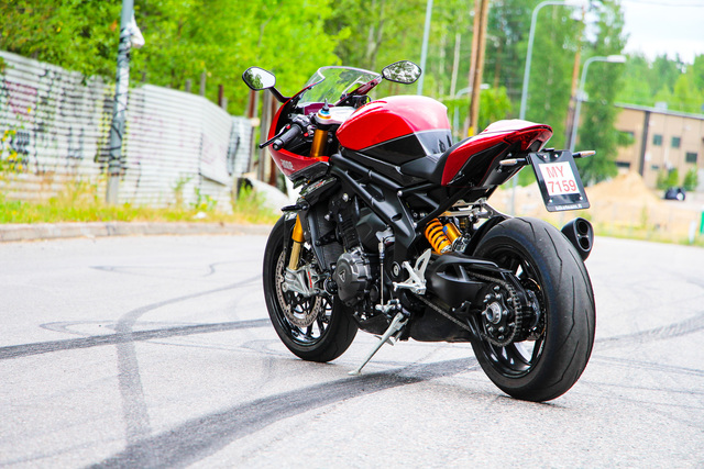 Triumph Speed Triple 1200 RR – Raikulipoika ja herrasmies Triumph Speed Triple 1200 RR – Raikulipoika ja herrasmies