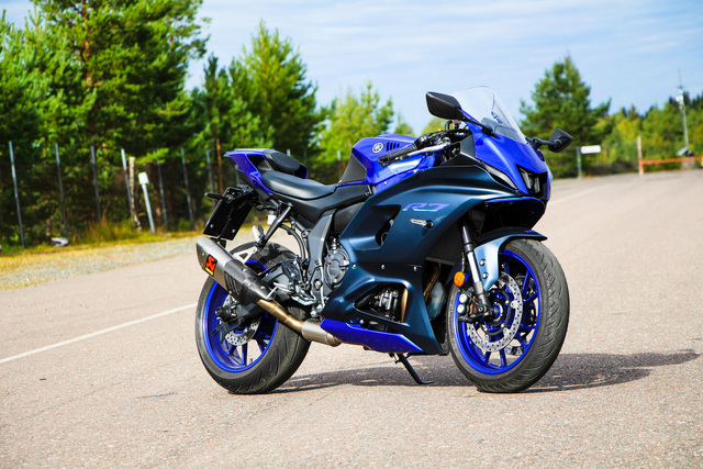 Yamaha R7 – Ketterä ratakärpänen