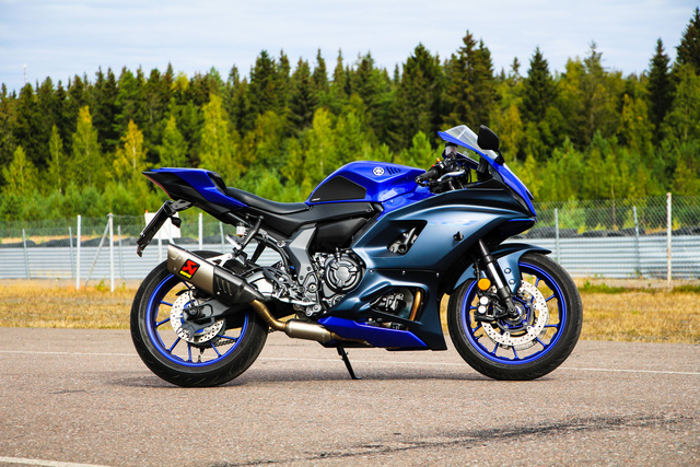 Yamaha R7 – Ketterä ratakärpänen