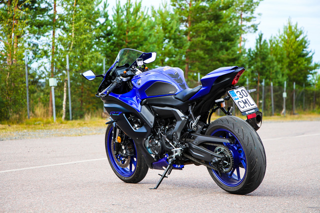 Yamaha R7 – Ketterä ratakärpänen