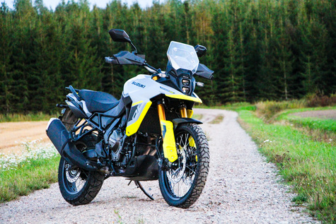 Suzuki V-Strom 800 DE – Ison tohtorin jalanjäljissä.