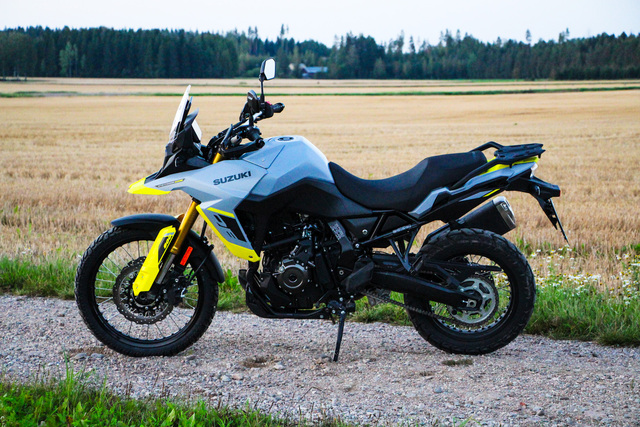 Suzuki V-Strom 800 DE – Ison tohtorin jalanjäljissä. Suzuki V-Strom 800 DE – Ison tohtorin jalanjäljissä.