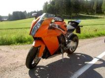 KTM RC8 - silkkaa asennetta