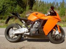 KTM RC8 - silkkaa asennetta